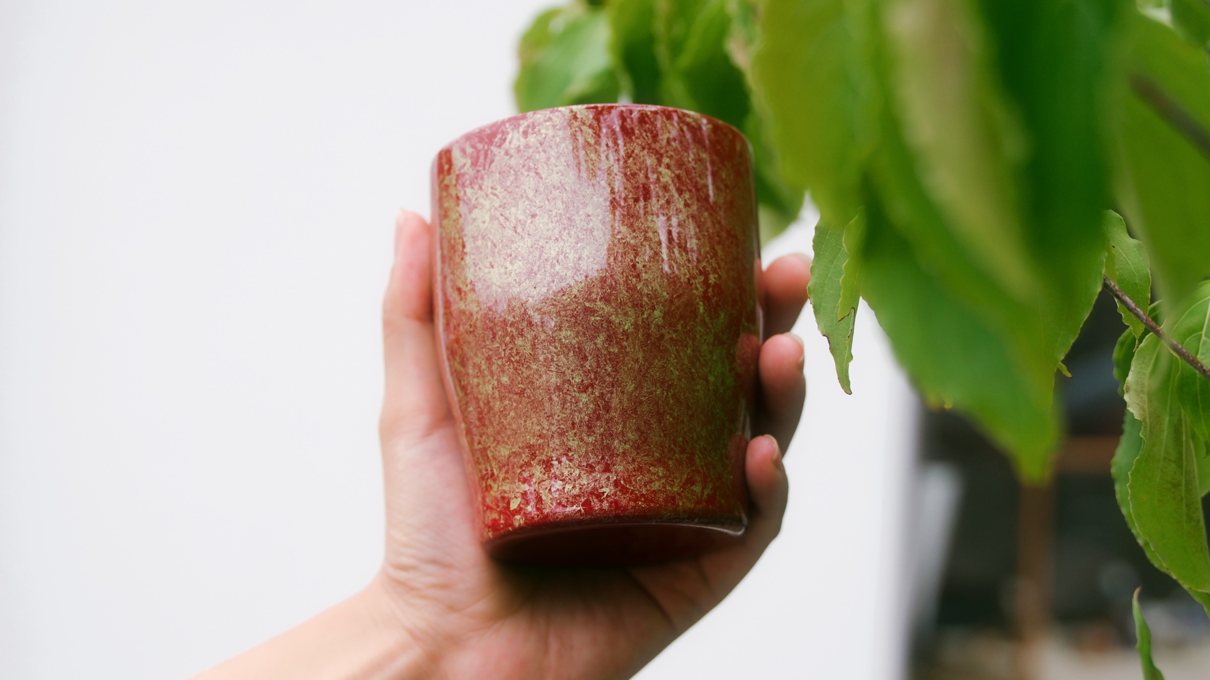 手に持った赤の越前漆器のタンブラー
